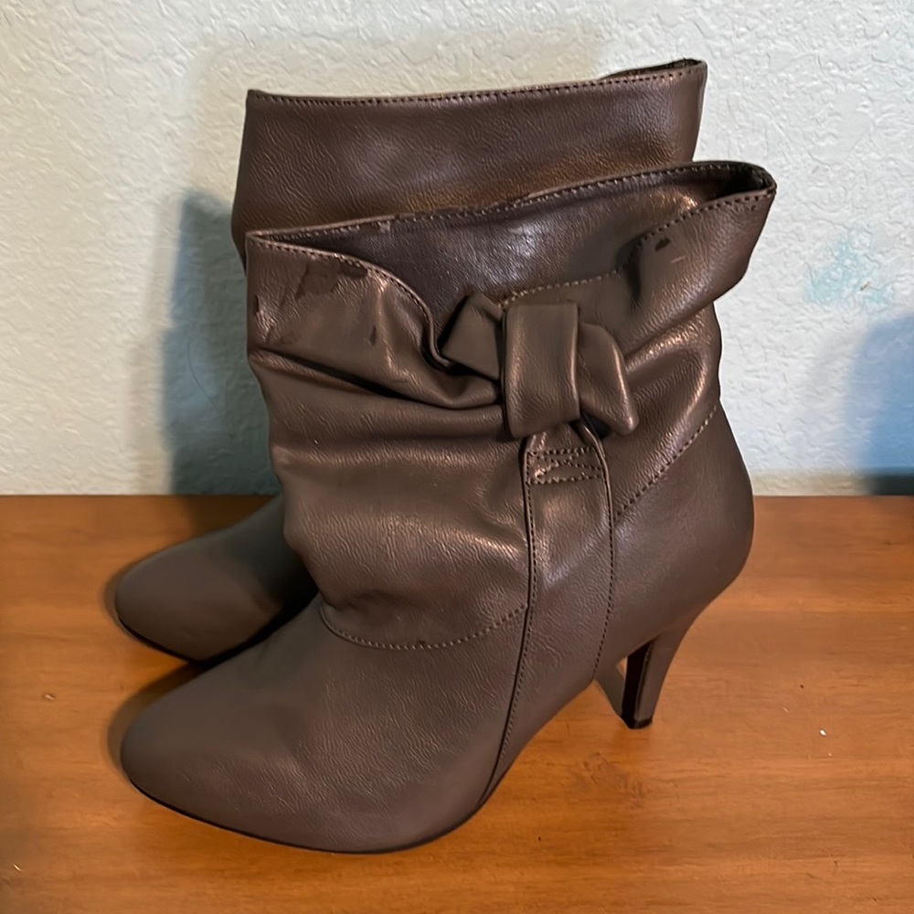 Free with any purchase Gray bow booties
